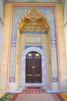 vue sur les portes de la mosquée photo