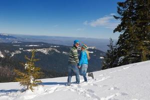 jeune couple en vacances d'hiver photo