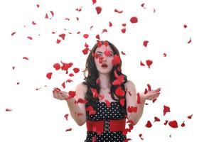 femme avec des pétales de rose qui tombent photo