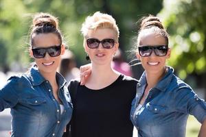 portrait de trois belles jeunes femmes avec des lunettes de soleil photo