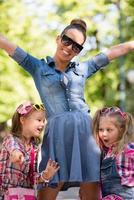 mère avec ses filles dans le parc photo