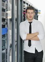 jeune ingénieur informatique dans la salle des serveurs du centre de données photo