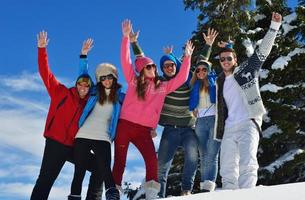 plaisirs d'hiver avec un groupe de jeunes photo