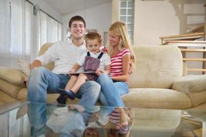 famille à la maison à l'aide d'une tablette photo