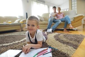 Famille s'appuyant sur la commission scolaire à la maison photo