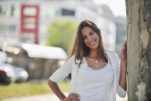 jeune femme s'amuser dans la rue photo