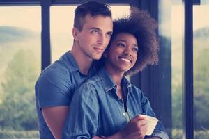 romantique heureux jeune couple se détendre à la maison moderne à l'intérieur photo