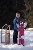 portrait de frère et soeur en hiver photo