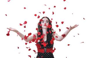 femme avec des pétales de rose qui tombent photo