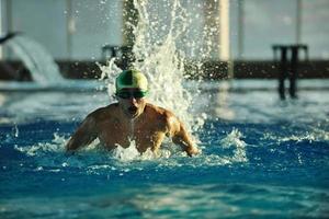 nageur en piscine photo