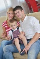 famille à la maison à l'aide d'une tablette photo