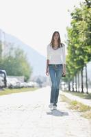 jeune femme s'amuser dans la rue photo