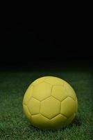 ballon de football sur herbe photo