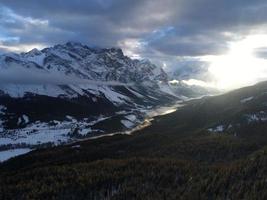 paysage de montagne d'hiver photo