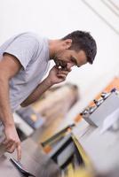 ingénieur devant une machine à découper le bois photo