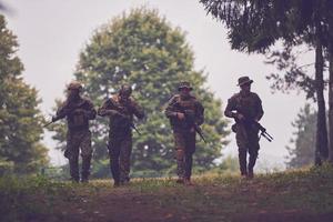 soldats militaires dans le champ photo
