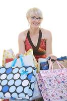 Happy young adult women shopping avec des sacs colorés photo