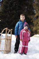 portrait de frère et soeur en hiver photo