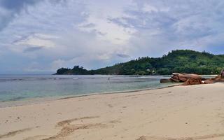 journée ensoleillée vue sur la plage sur les îles paradisiaques seychelles photo