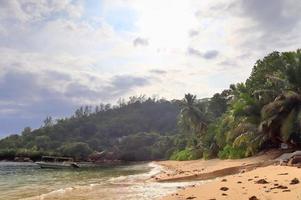 journée ensoleillée vue sur la plage sur les îles paradisiaques seychelles photo