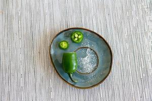 piments jalapeno tranchés sur une petite assiette photo