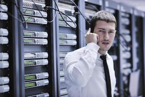 ingénieur informatique parlant par téléphone dans la salle réseau photo