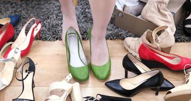 femme essayant de nouvelles chaussures photo