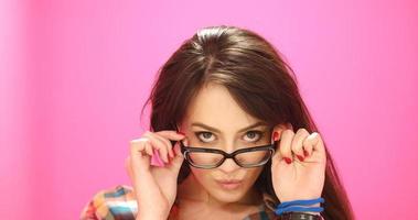 femme souriante portant une paire de grandes lunettes photo