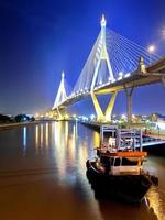 Pont de Bhumibol en Thaïlande