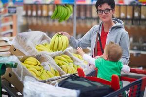 mère avec bébé dans les magasins photo