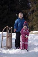 portrait de frère et soeur en hiver photo