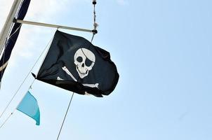 drapeau pirate contre le ciel photo