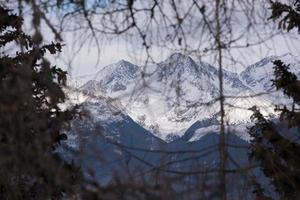 vue sur les montagnes d'hiver photo