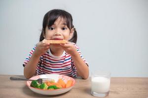 les filles prennent le petit déjeuner sur la table dans le salon. photo