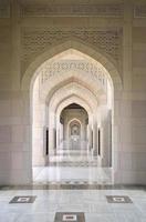 arcade de la grande mosquée de muscat et sol en marbre photo