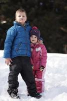 portrait de frère et soeur en hiver photo