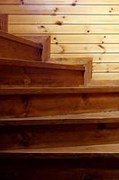 escalier en bois de pin rustique en spirale de l'obscurité à la lumière photo