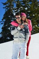 jeune couple, dans, hiver, neige, scène photo