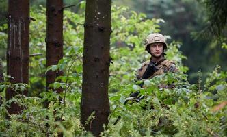 soldats militaires dans le champ photo