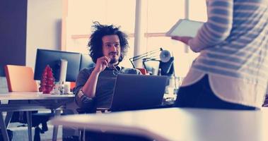 équipe commerciale de démarrage lors d'une réunion dans un immeuble de bureaux moderne photo