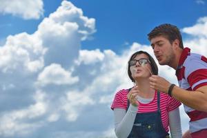 portrait de jeune couple romantique souriant ensemble en plein air photo