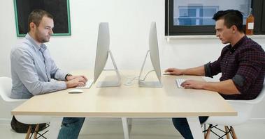 hommes travaillant sur un projet créatif dans un bureau moderne photo