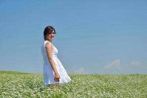 jeune femme heureuse dans un champ vert photo