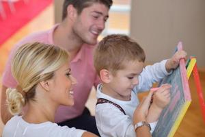 Famille s'appuyant sur la commission scolaire à la maison photo