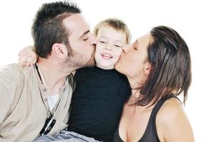 heureux jeune famille isolé sur blanc photo