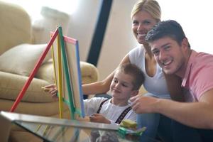 Famille s'appuyant sur la commission scolaire à la maison photo