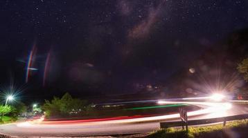 traînées de lumière la nuit photo