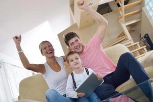 famille à la maison à l'aide d'une tablette photo