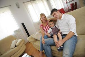 famille à la maison à l'aide d'une tablette photo