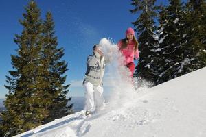 jeune couple, dans, hiver, neige, scène photo